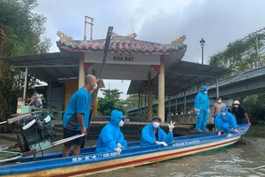 Diễn viên Hồng Kim Hạnh không ngại nguy hiểm trao tay bà con túi thuốc