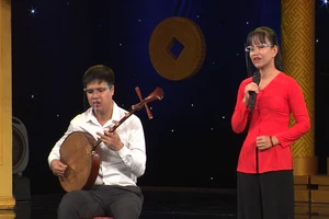 Đôi vợ chồng khiếm thị ước mơ 'truyền lửa' đam mê đờn ca tài tử 