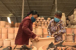 Hai cặp vợ chồng tại Vĩnh Long khao khát kiếm tiền chữa bệnh