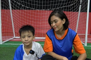 Mâu Thủy 'đốn tim' khán giả khi được đề nghị hôn má cầu thủ nhí