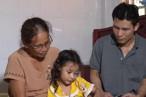 Xót xa trước hoàn cảnh người đàn ông khiếm khuyết phải một mình nuôi con 