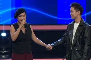 Bác sĩ từng cạo trọc đầu chống dịch 'đọ' giọng hát với Phương Thanh