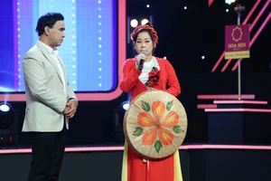 Người mẹ trẻ 'buộc' con 9 tháng tuổi cai sữa khiến Quyền Linh xúc động