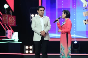 Quyền Linh đến tận nhà trao xe máy cho nữ hộ sinh tuyến đầu chống dịch