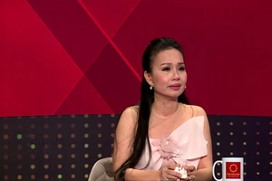 Cẩm Ly bất ngờ khóc nức nở trên sân khấu Hát cho ngày mai