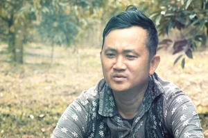 Người đàn ông trụ cột làm lụng săn sóc cha mẹ già tuổi ngoài 80