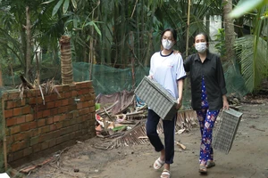 Cô con gái trở thành người dẫn đường cho người mẹ mù trong 'Thần tài gõ cửa' 