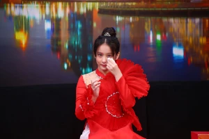 Cô bé 13 tuổi xinh như công chúa bật khóc cảm ơn mẹ 