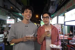 Quốc Bảo và Dương Thanh Vàng ăn uống 'phũ phê' ở phố ẩm thực Hồ Thị Kỷ