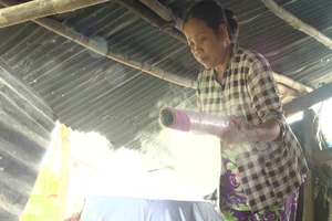 Chuyến xe nhân ái: Hỗ trợ bà con nghèo ở làng nghề bánh tráng Cù Lao Mây