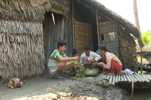 Vợ bị chấn thương não, người đàn ông vất vả vượt qua nghịch cảnh nuôi con