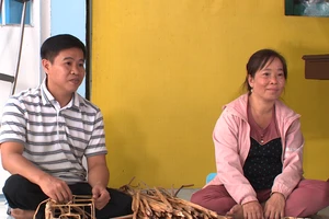 Tình yêu đẹp của vợ chồng khuyết tật ở Vĩnh Long