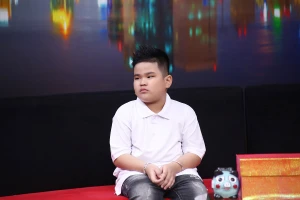 Cậu bé đáng yêu 8 tuổi muốn bỏ heo giúp mẹ chạy xe ôm trả nợ