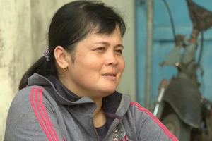 Người mẹ nghèo làm nghề leo dừa mướn, một mình nuôi con vào đại học