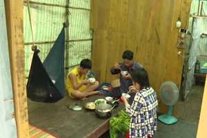 Xót xa hoàn cảnh hai gia đình nghèo, ước mơ có tiền chữa bệnh cho con