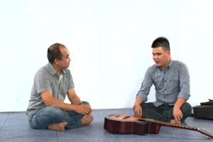 Người cha khiếm thị kiên trì học chơi các loại đàn để có tiền nuôi con ăn học