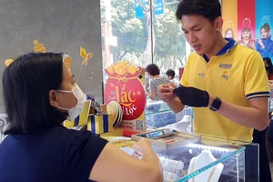 Chênh lệch giữa giá vàng SJC trong nước với thế giới liên tục tăng trong những ngày gần đây, có thời điểm chênh lệch lên tới gần 20 triệu đồng/lượng.