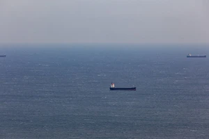 Tàu chở hàng ở Biển Đỏ bị tấn công, lo tái diễn thiếu container rỗng