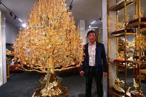 Cây đào đúc đồng và mạ vàng 24k có chiều cao 2 m được 20 người thợ làm trong sáu tháng, dùng 171 kg đồng nguyên chất, có giá 1,3 tỉ đồng. Ảnh: THU HÀ