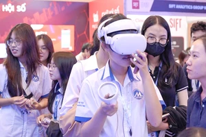 Giới trẻ, sinh viên thích thú khi trải nghiệm các công nghệ AI. Ảnh: MINH HOÀNG