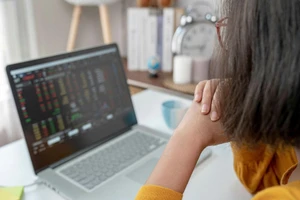 Phạt 3 tỉ và cấm giao dịch 2 năm với 2 cá nhân thao túng giá cổ phiếu