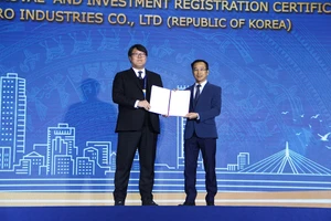 Đà Nẵng trao giấy chứng nhận đầu tư cho Công ty KP Aero (Hàn Quốc) với dự án về hàng không vũ trụ trị giá 20 triệu USD. Ảnh: TẤN VIỆT