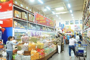 'Bão' giảm giá hàng thiết yếu ngày cận Tết