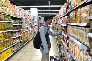 Quy định đi sau vật giá khiến nhà nhà “thắt lưng, buộc bụng”. Ảnh: QUANG HUY