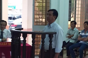 Em vợ xịt thuốc diệt cỏ để đòi đất anh rể cho nhanh