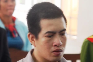 Bà phát hiện cháu bị hàng xóm xâm hại khi tắm cho cháu