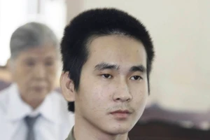 Lỡ 'yêu' trẻ em, tự đi đầu thú