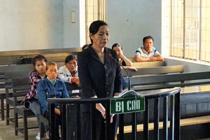 Tạm dừng phiên xử cựu phó chánh án nhận hối lộ