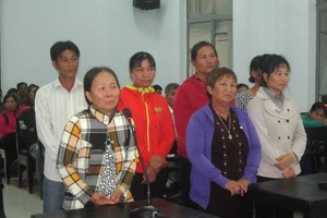 Cả nhóm đi tù vì xịt phân, nước tiểu vào công an