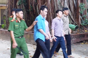 Đôi bạn hầu tòa vì cướp giật điện thoại của khách Tây 