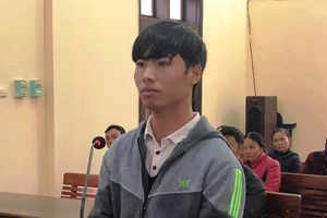 Nhậu say, tự đâm xe vào đống đá gây tai nạn 