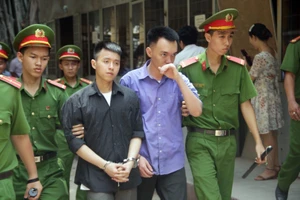 Bà lão thuê người xử đối tác trẻ có quan hệ mẹ con nuôi