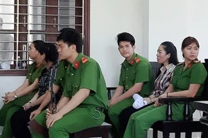 Bị cáo bất ngờ yêu cầu thay kiểm sát viên, tòa phải hội ý 