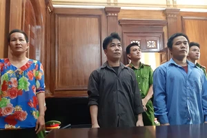 Đánh kiểm sát viên nhưng ra tòa khai chỉ 'quơ tay trúng mặt'