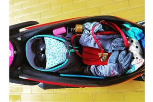 Bất ngờ sau khi người phụ nữ mở cốp xe máy