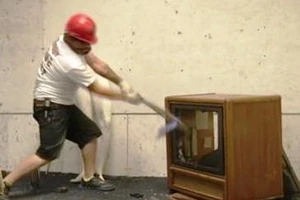 Thanh niên có sở thích đến nhà người yêu đập phá tài sản