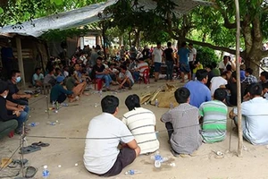 San lấp mặt bằng, thuê lều dựng trại để lập sòng bạc