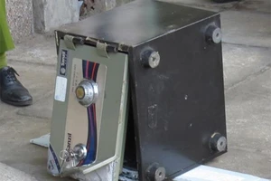 Trôm khiêng két sắt ra đến sân thì bị phát hiện