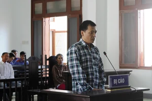 Bị cáo tự tử xong lên giường đắp mền nằm… chờ chết