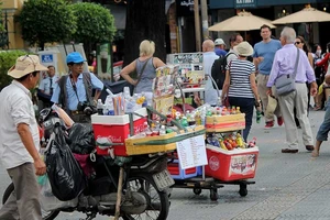 Người bán hàng rong quanh khu vực nhà thờ Đức Bà, quận 1, TP.HCM. Ảnh minh họa: HOÀNG GIANG