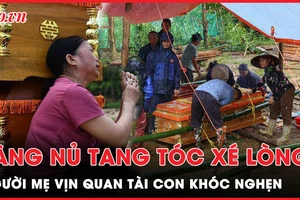 Hình ảnh xót xa sau cơn lũ dữ xóa sổ Làng Nủ: Người mẹ vịn quan tài con đau đớn khóc nghẹn