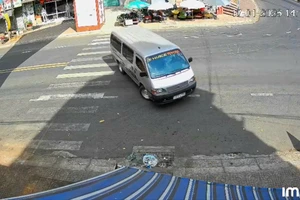 Xe trung chuyển xoay nhiều vòng, gây náo loạn trước cổng chợ ở Lâm Đồng