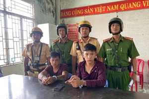 Giật điện thoại, 2 thanh niên bị CSGT quận 12 tóm gọn