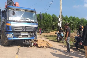 Thanh niên bị xe tải kéo lê 15 m dẫn đến tử vong