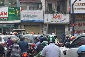 Vụ việc xảy ra đã gây tắc đường. Ảnh: Tự Sang