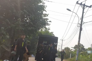 Nhiều cảnh sát rời khu vực nghi kẻ bắn chết 4 người lẩn trốn